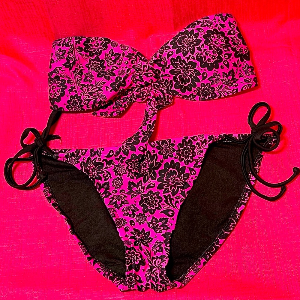 XHILARATION PINK & BLACK FLORAL BIKINI TOP M BOTTOMS SIZE S